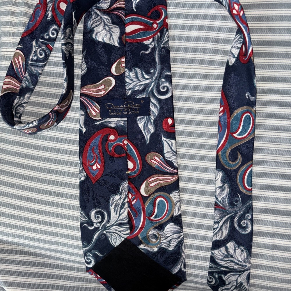 Vtg Oscar de la Renta 100% Silk necktie Couture Collection Blue paisley USA